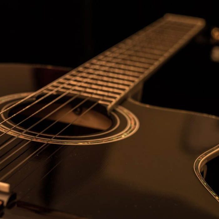 Modelo de violão escuro com cordas de nylon