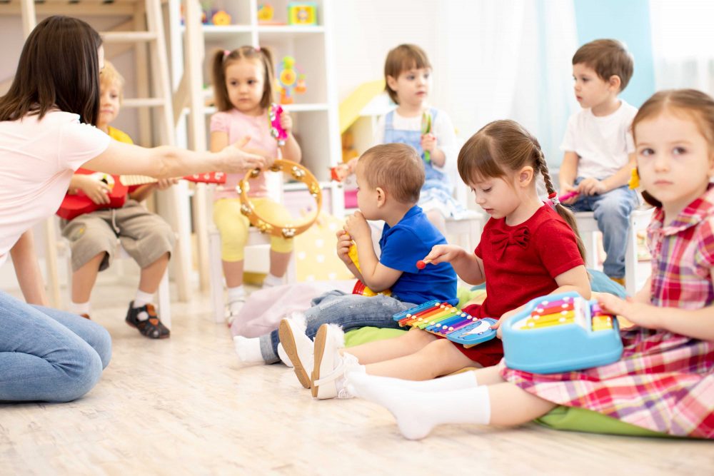 Crianças em aula de musicalização infantil com a professora