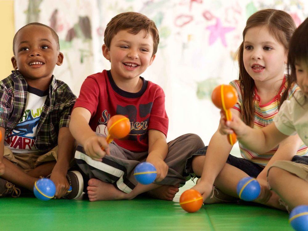 Crianças em aulas com professor de musicalização infantil