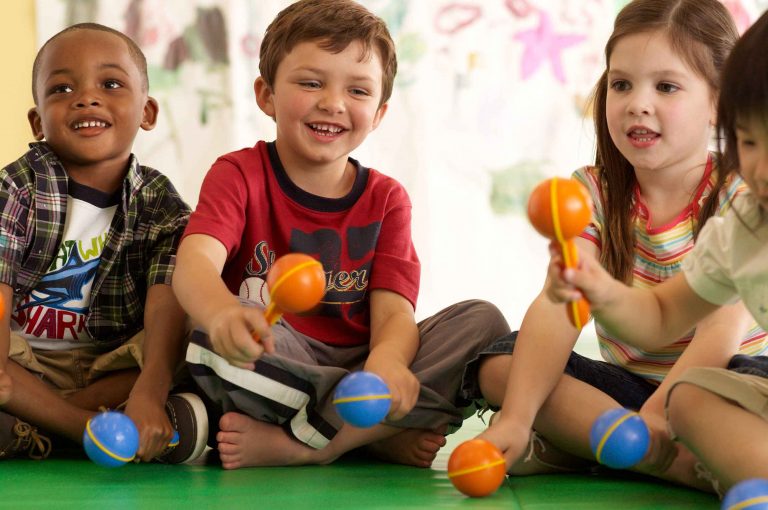 Crianças em aulas com professor de musicalização infantil