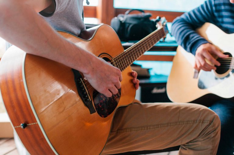 Alunos tocando violão na escola de Música canto do batuque