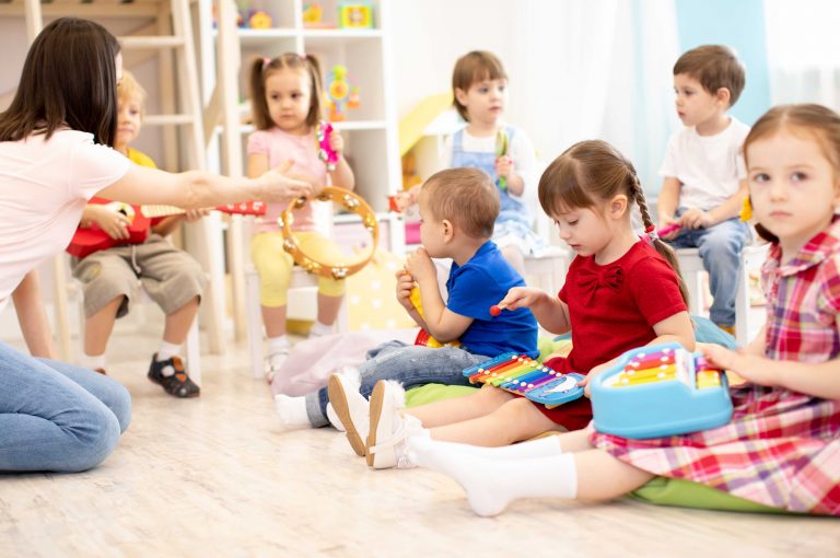 Crianças em aula de musicalização infantil com a professora