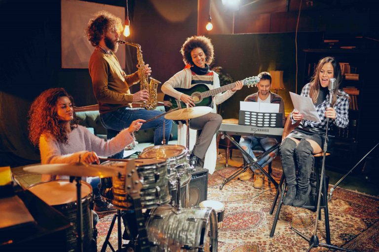 Grupo de jovens tocando instrumentos