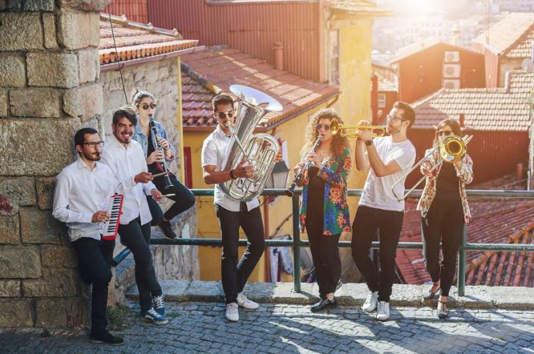 Alunos tocando instrumentos de sopro