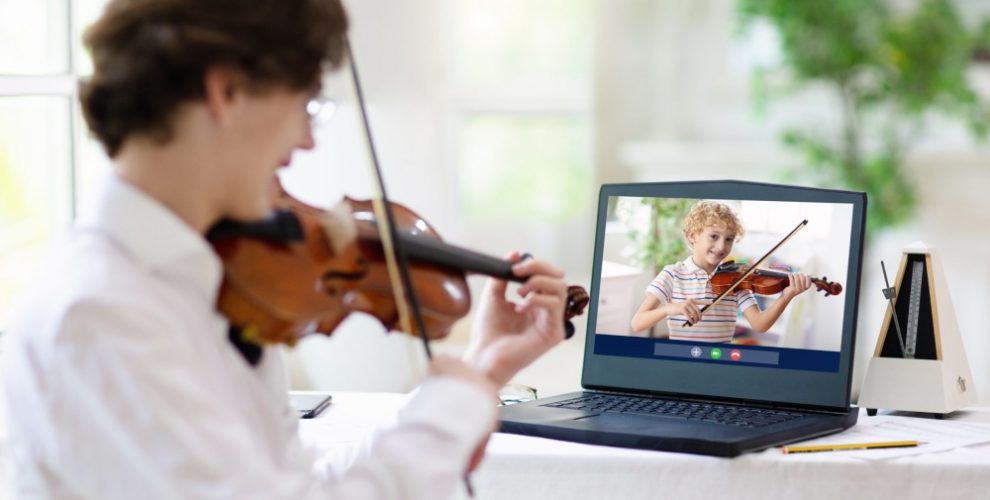 Benefícios de aprender a tocar instrumentos musicais de forma online
